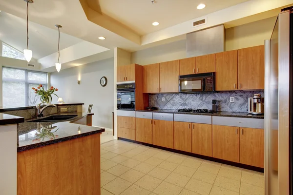 Gran cocina moderna de madera con sala de estar y techo alto . — Foto de Stock