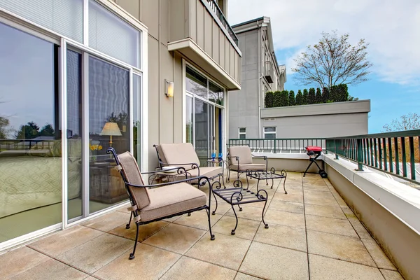 Balcony with furniture in new apartment building. — Stock Photo, Image