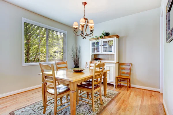 Ruang makan abu-abu alami dengan meja kayu dan lemari . — Stok Foto
