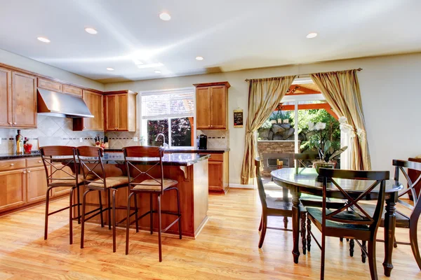 Wood classic large kitchen with granite island. — Stock Photo, Image