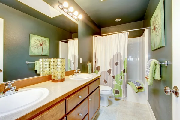 Gröna badrum med trä skåp och dusch badkar. — Stockfoto