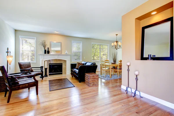 Sala de estar con chimenea y suelo de madera . — Foto de Stock