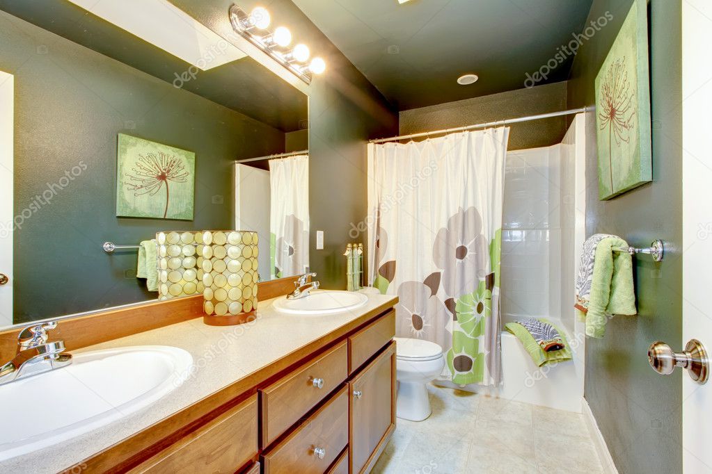 Groene badkamer met houten kast en douche tub u2014 stockfoto