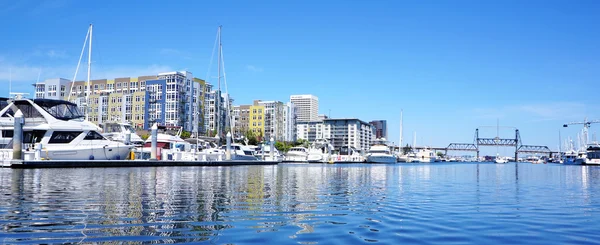 Tacoma centrum jachthaven met modern gebouw en boten. — Stockfoto