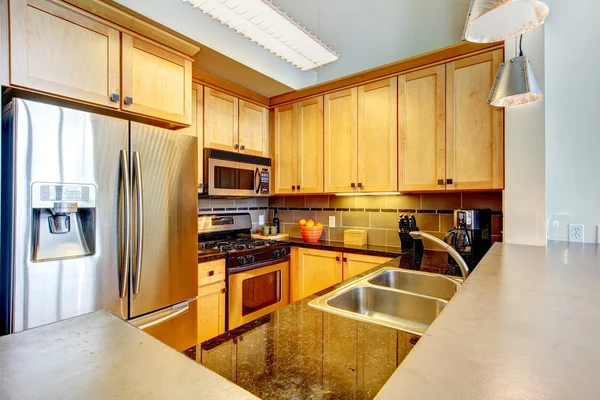 Moderní byt dřevo kuchyňského interiéru. — Stock fotografie