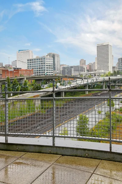 Balcone con ringhiera in metallo e vista sulla città sotto la pioggia. Tacoma . — Foto Stock