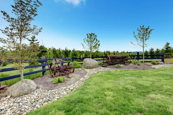 Patio trasero hermoso paisaje de primavera con valla y bosque . — Foto de Stock