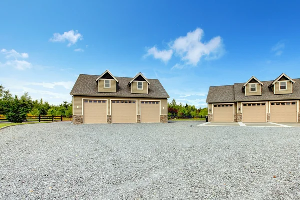 Grote boerderij landhuis met grind oprit en groene landschap. — Stockfoto