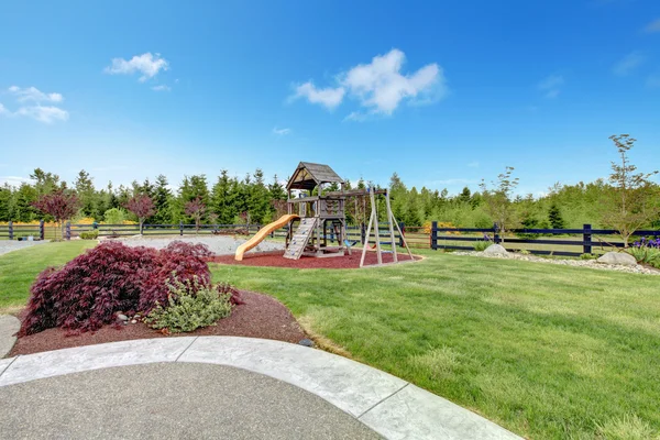 Großer luxuriöser Garten mit Spielplatz für Kinder. — Stockfoto