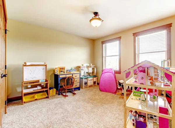 Sala de juegos para niños con juguetes. Interior . —  Fotos de Stock