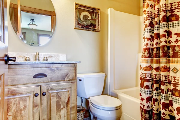 Gran cuarto de baño con muebles de madera y colores naturales . —  Fotos de Stock