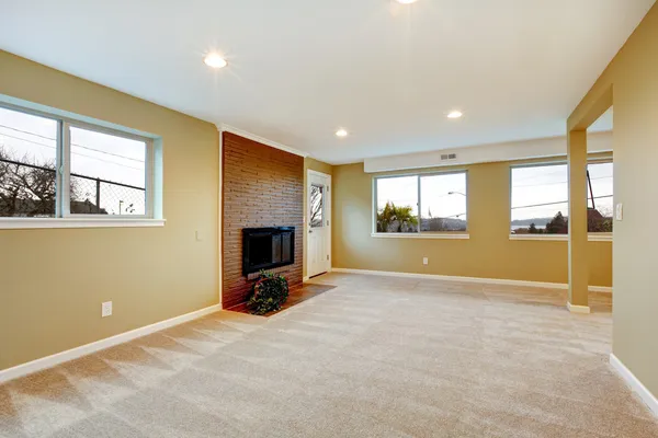 Nova sala de estar com lareira e muitas janelas . — Fotografia de Stock