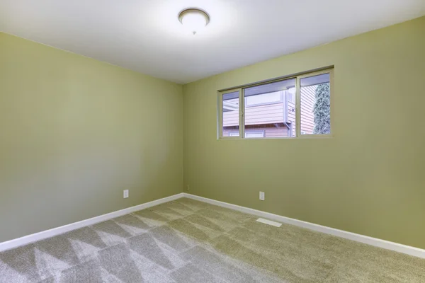 Lege nieuwe slaapkamer met groene muren interieur. — Stockfoto