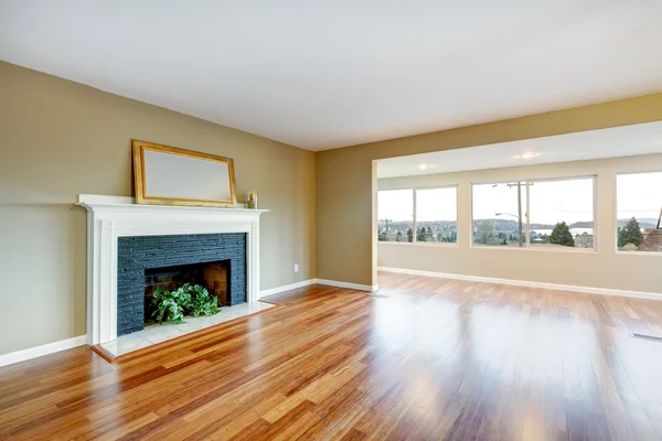 Living room in a new empty house with fireplace. — Stock Photo, Image