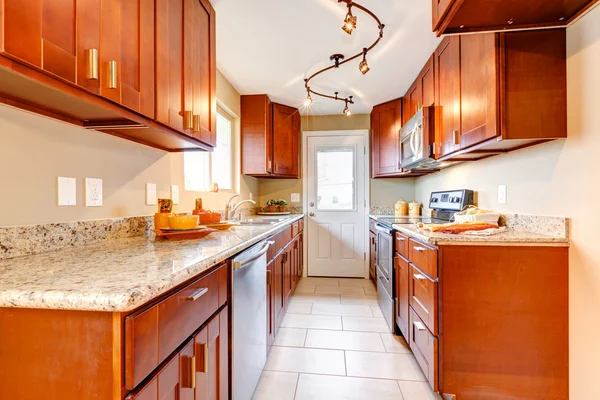 New cherry wood American kitchen interior. — Stock Photo, Image