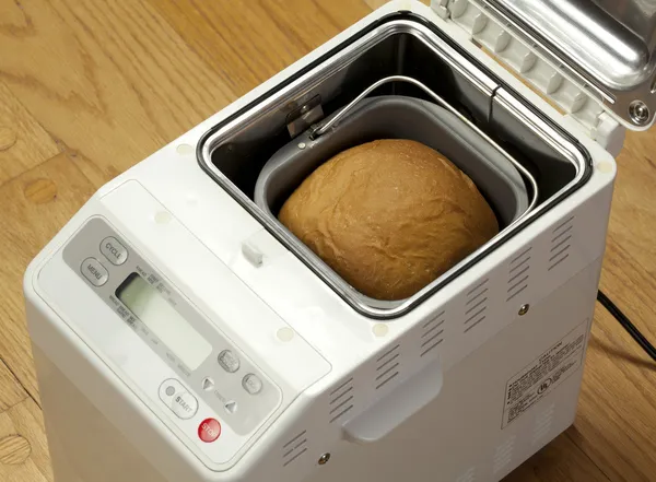 Mesin pembuat roti dengan panci dan roti putih segar di rumah . — Stok Foto