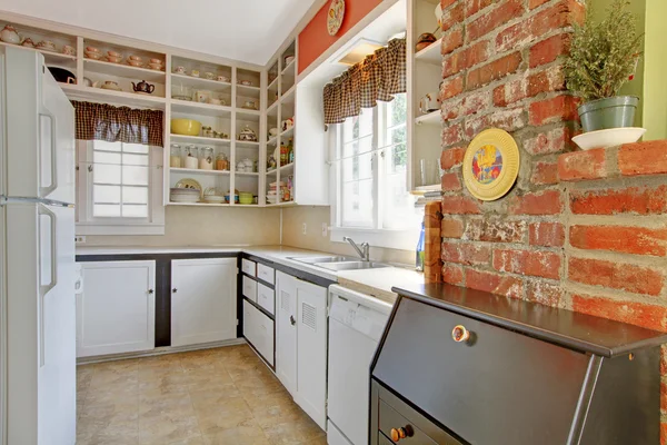れんが造りの壁と古いシンプルな白いキッチン. — ストック写真