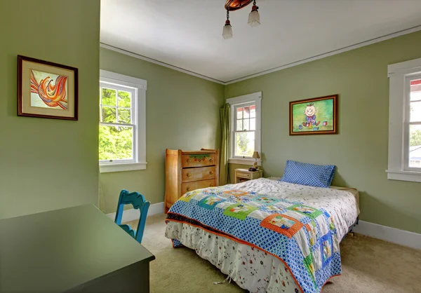 Chambre d'enfants avec bureau et murs verts . — Photo