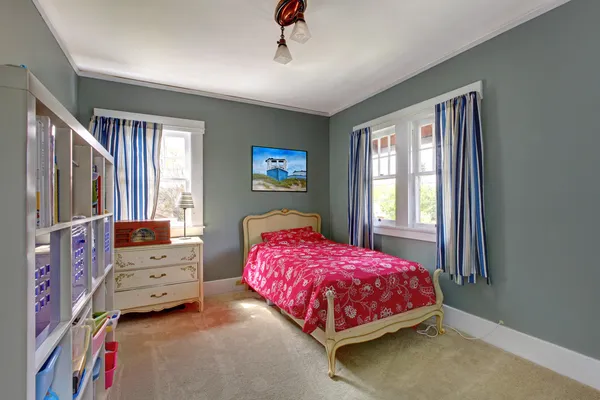 Dormitorio para niños con cama roja y paredes grises . —  Fotos de Stock