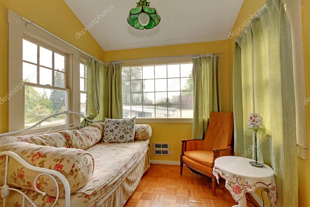 kleine woonkamer met sofa en leeshoek slapen — Stockfoto © iriana88w ... kleine woonkamer met sofa en leeshoek slapen — Stockfoto © iriana88w ...