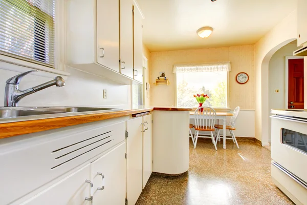 Bílé staré malé kuchyni v americké dům stavět v roce 1942. — Stock fotografie
