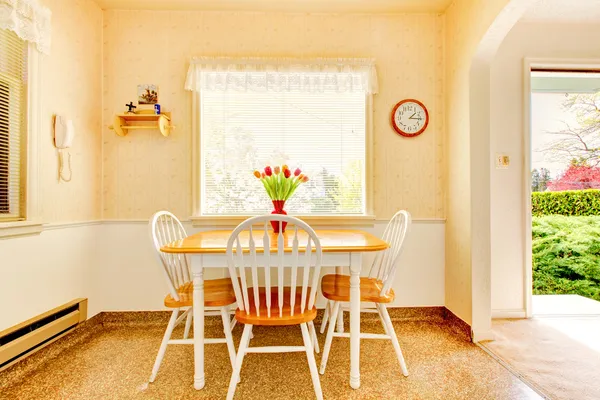 Vieille cuisine blanche dans une maison américaine construite en 1942 . — Photo