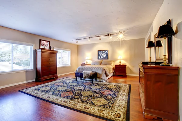 Dormitorio grande con piso de madera y dos vestidores . — Foto de Stock