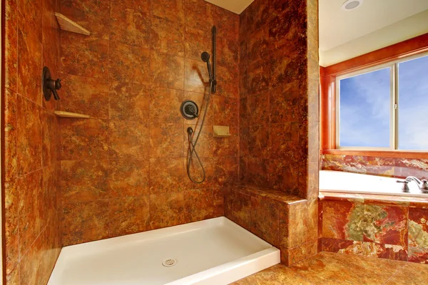 Baño de mármol rojo de lujo en un nuevo interior de casa de lujo . — Foto de Stock