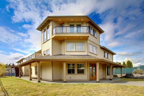 Nuevo y grande exterior de la casa de lujo con balcones, tres plantas . — Foto de Stock