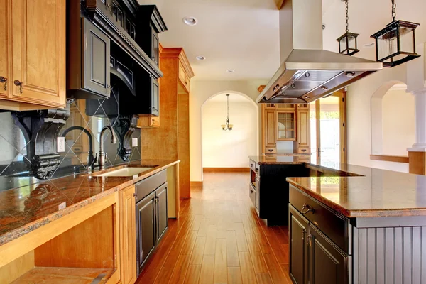 New construction luxury home interior. Kitchen with beautiful details. — Stock Photo, Image