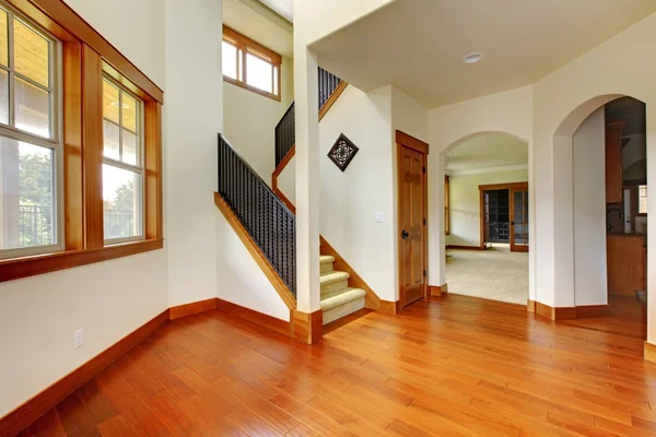 Bela entrada em casa com piso de madeira. Novo interior de casa de luxo . — Fotografia de Stock