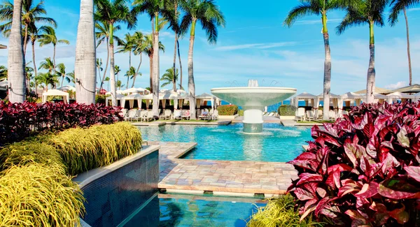 Località tropicale con grande piscina e fontana . — Foto Stock