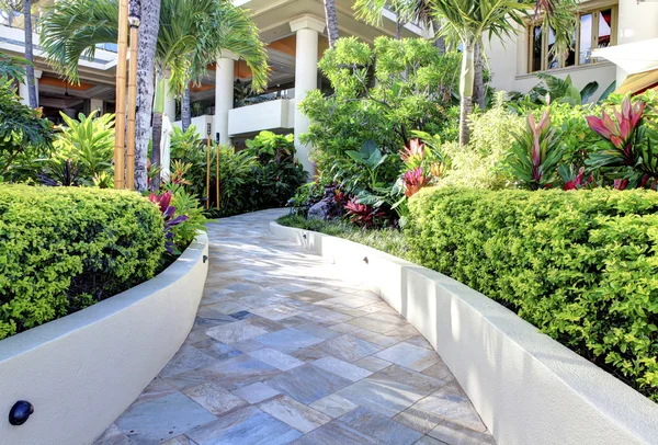 Tropical resort building exterior with walkway in the garden. — Stock Photo, Image