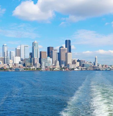 Seattle Rıhtımı 55 ve 54. Feribottan şehir merkezi manzarası.