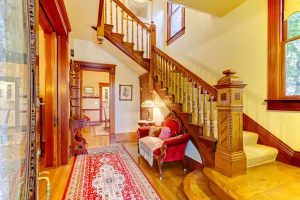 Hermosa entrada de la antigua casa ameriana con escalera de madera . —  Fotos de Stock