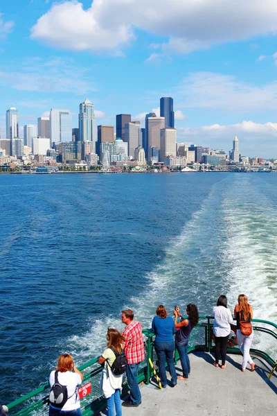 Molo na nabrzeżu Seattle 55 i 54. Widok na centrum miasta z promu. — Zdjęcie stockowe