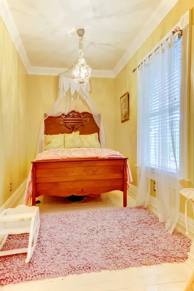 Intérieur de la chambre avec lit antique et plancher blanc . — Photo