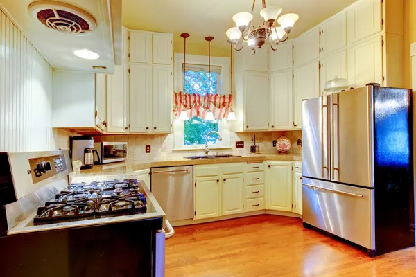 Stort vitt kök i ett gammalt amerikanskt hus. — Stockfoto