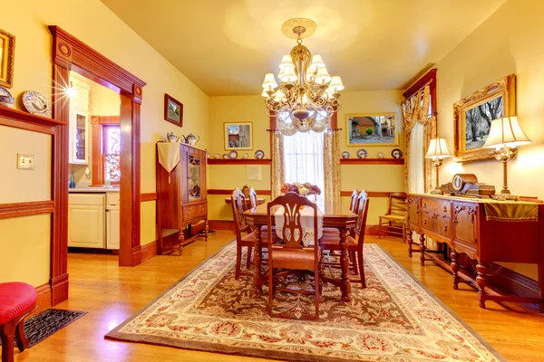 Historical American old house dining room with lots of wood. — Stock Photo, Image