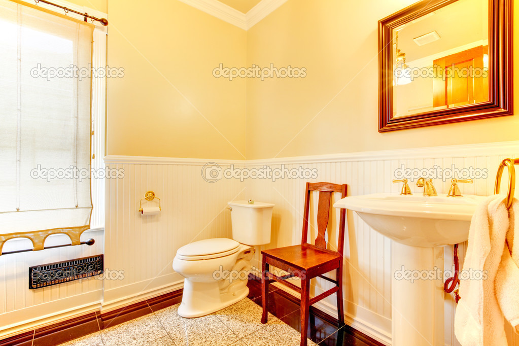 einfache alte antike Badezimmer mit Stuhl — Stockfoto © iriana88w ... einfache alte antike Badezimmer mit Stuhl — Stockfoto © iriana88w ...
