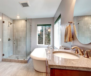 güzel gri yeni modern banyo iç.