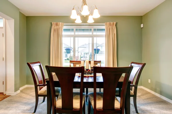 Intérieur de la salle à manger verte avec mobilier brun classique . — Photo