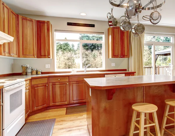 Klasické velké dřevo kuchyňského interiéru s dřevěnou podlahu. — Stock fotografie