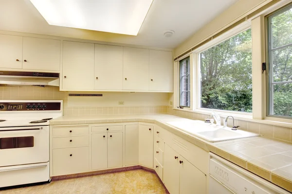 Bílé jednoduché staré kuchyně interiér v americké historickém domě. — Stock fotografie