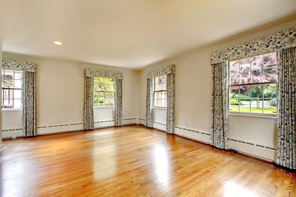 Grote lege kamer met hardhouten vloer en gordijnen. oude luxe binnenlandse. — Stockfoto