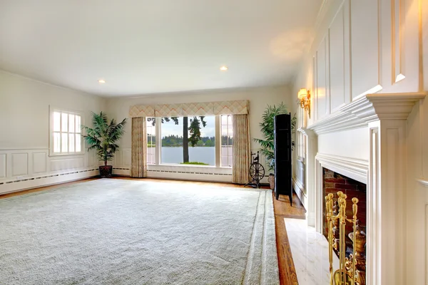 Gran salón histórico antiguo interior con chimenea y vista al lago . — Foto de Stock