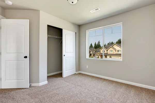 Neuer leerer Raum mit beigem Teppich. — Stockfoto
