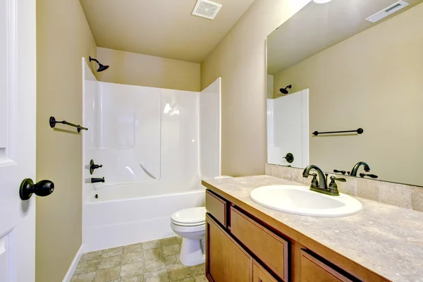 Nuevo cuarto de baño con ducha y bañera . —  Fotos de Stock
