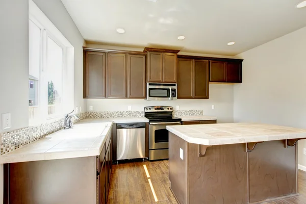 Nya hem kök interiör med mörk brunt skåp. — Stockfoto