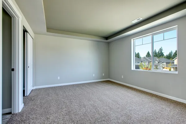 Нова порожня кімната з бежевим килимом . — стокове фото